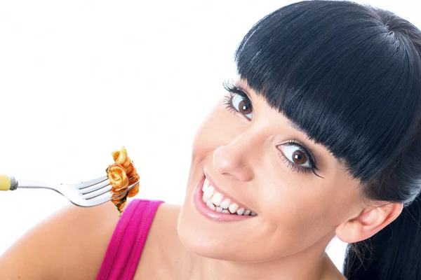 Ung kvinna äta pasta baka — Stockfoto