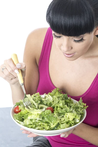 Mujer joven comiendo ensalada verde — Foto de Stock