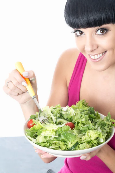 Jonge vrouw eet groene salade — Stockfoto