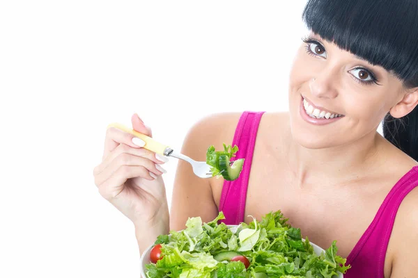 Jovem mulher comendo salada verde — Fotografia de Stock