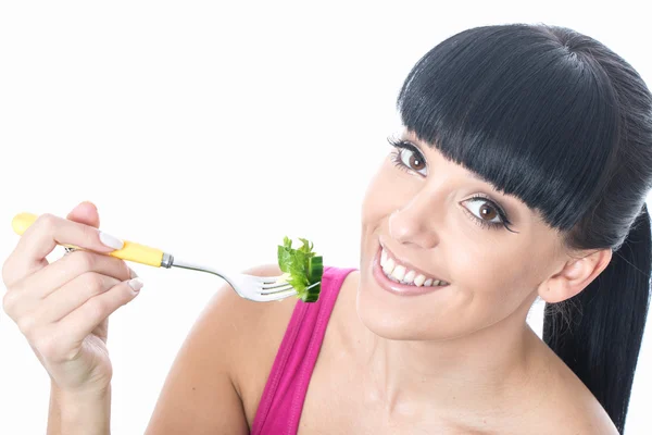 吃绿色沙拉的年轻女人 — 图库照片