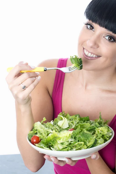 Jovem mulher comendo salada verde — Fotografia de Stock