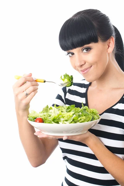 Junge Frau isst grünen Salat — Stockfoto