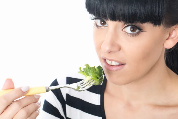 Jonge vrouw eet groene salade — Stockfoto