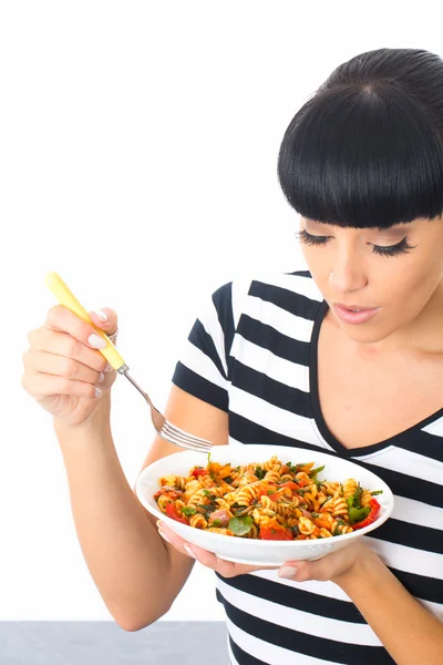 Genç kadın yeme karışık makarna salatası — Stok fotoğraf