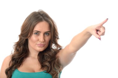 Genç kadın işaret ediyor