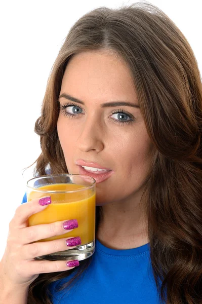 Genç bir kadın portakal suyu içiyor. — Stok fotoğraf