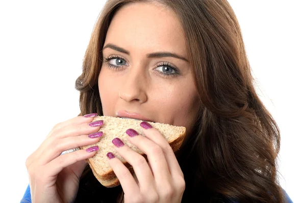 Jovem mulher comer um sanduíche — Fotografia de Stock