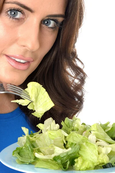 Jeune femme mangeant une salade verte — Photo