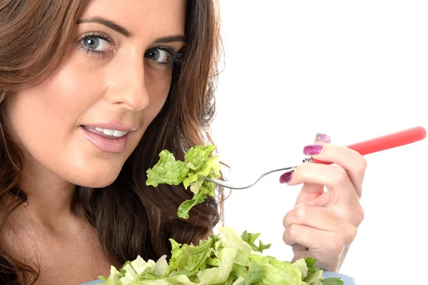 Ung kvinna äta en grönsallad — Stockfoto
