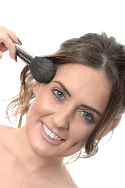 Mladá žena použitím make-upu — Stock fotografie