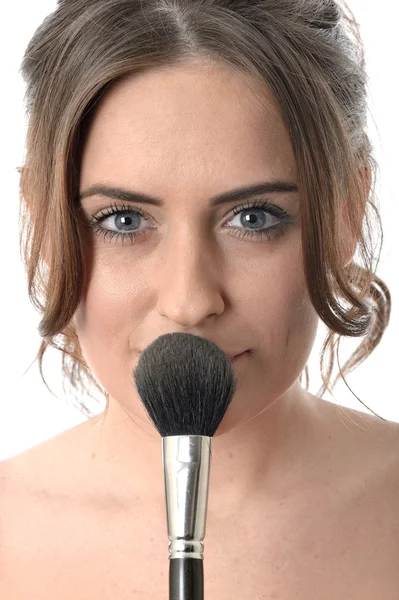 Mujer joven aplicando maquillaje —  Fotos de Stock