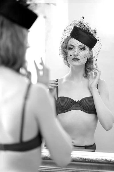 Modèle Vintage Pin Up attrayant regardant dans le miroir — Photo