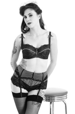 yukarı model vintage iç çamaşırı giyen genç pin