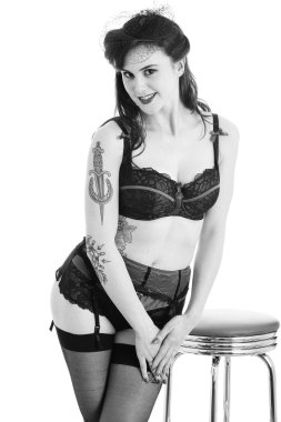 yukarı model vintage iç çamaşırı giyen genç pin