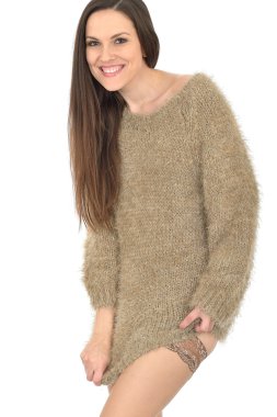 çorap ve bir jumper giymiş seksi genç kadın