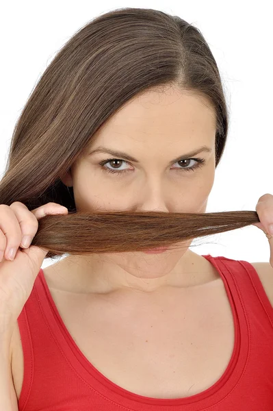 Ung kvinna leker med hennes hår — Stockfoto