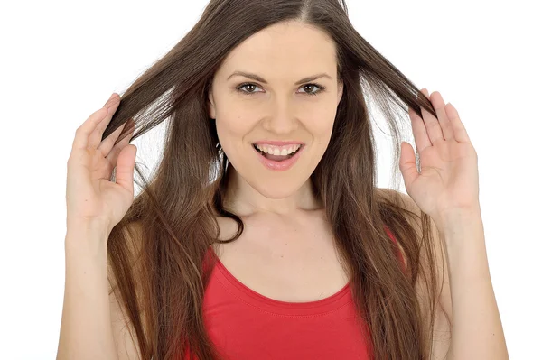 Jonge vrouw spelen met haar haren — Stockfoto