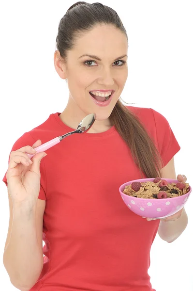 Szczęśliwa młoda kobieta jedzenie płatki śniadaniowe — Zdjęcie stockowe