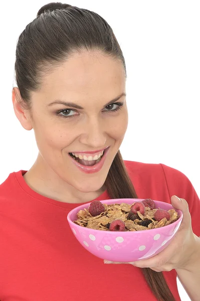 Glückliche junge Frau isst Frühstücksflocken — Stockfoto