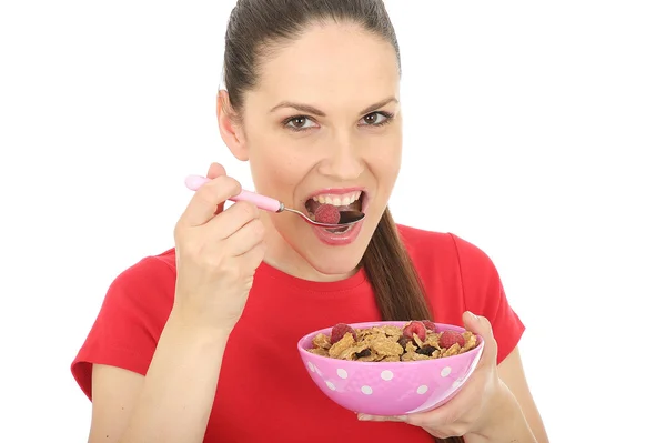 Glückliche junge Frau isst Frühstücksflocken — Stockfoto