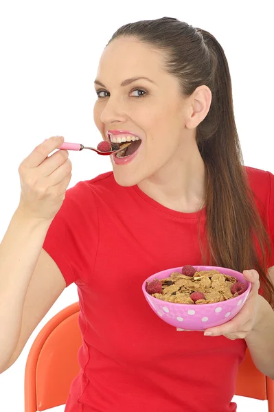 Ευτυχής νεαρή γυναίκα τρώει δημητριακά πρωινού — Φωτογραφία Αρχείου