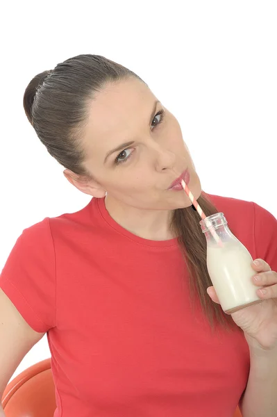 Junge Frau trinkt Milch — Stockfoto