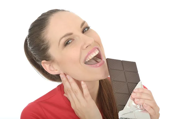 Jovem mulher comendo chocolate — Fotografia de Stock