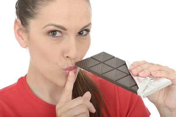 Νεαρή γυναίκα που τρώει σοκολάτα — Φωτογραφία Αρχείου