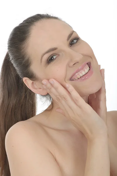 Hermosa mujer joven aplicando crema facial — Foto de Stock