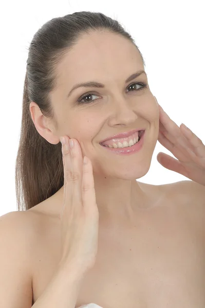 Mulher bonita aplicando creme facial — Fotografia de Stock