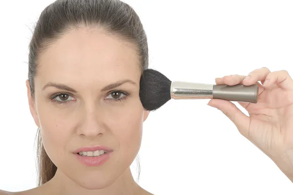 Atração Jovem Mulher Aplicando Face Powder — Fotografia de Stock