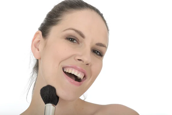 Atração Jovem Mulher Aplicando Face Powder — Fotografia de Stock