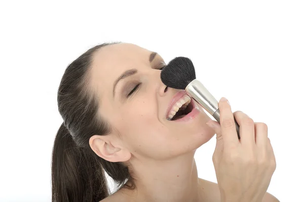 Atração Jovem Mulher Aplicando Face Powder — Fotografia de Stock