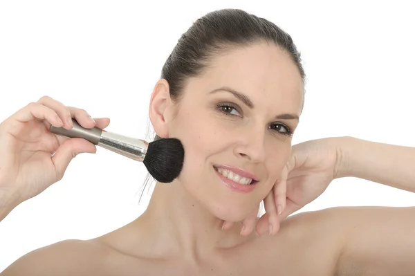 Atração Jovem Mulher Aplicando Face Powder — Fotografia de Stock