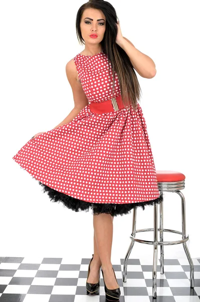 Attraktives junges Pin Up Modell rotes Tupfen Kleid — Stockfoto