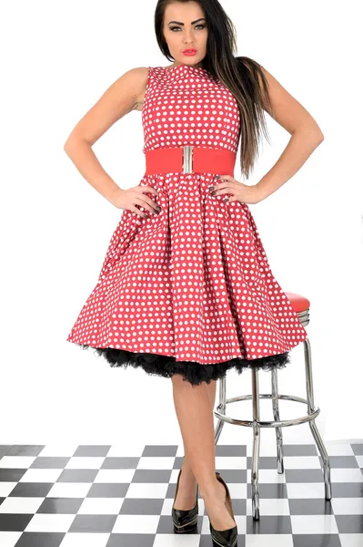Attraktives junges Pin Up Modell rotes Tupfen Kleid — Stockfoto