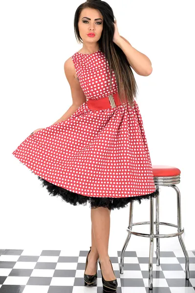 Attraktives junges Pin Up Modell rotes Tupfen Kleid Stockbild