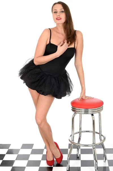 Ung kvinna som bär kort svart miniklänning — Stockfoto