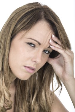 çekici genç kadın bir baş ağrısı ile