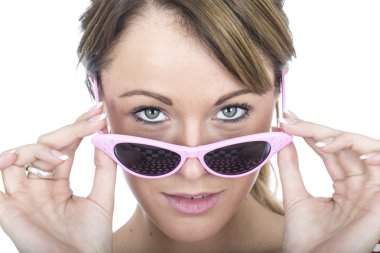 pembe çerçeveli güneş gözlüğü takmış genç bir kadın