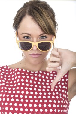 Güneş giyen genç kadın başparmak aşağı gözlük