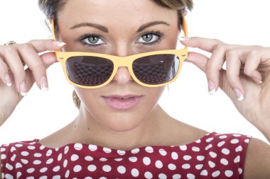 çekici bir genç kadın güneş gözlüğü takıyor