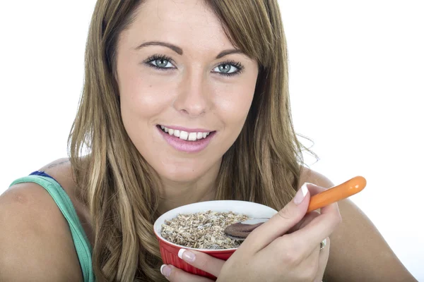 Attraente giovane donna che mangia cereali colazione — Foto Stock