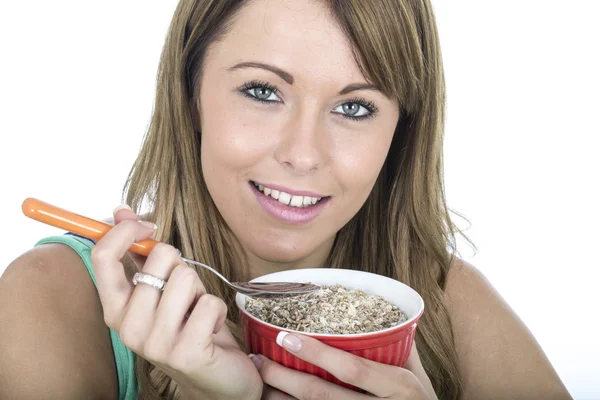 Jovem mulher atraente comer cereais de pequeno-almoço — Fotografia de Stock