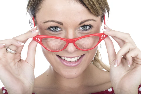 Jonge vrouw met rode ingelijste bril — Stockfoto