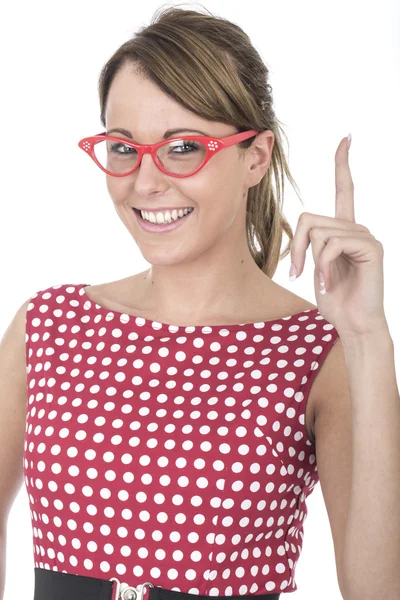 Mujer joven con gafas enmarcadas rojas sosteniendo el dedo —  Fotos de Stock