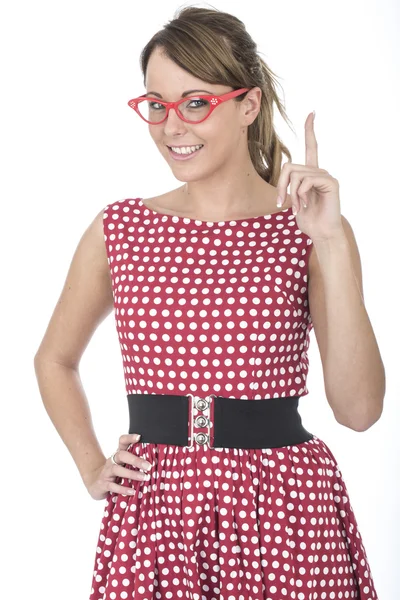 Junge Frau mit Sonnenbrille hält Finger in die Höhe — Stockfoto