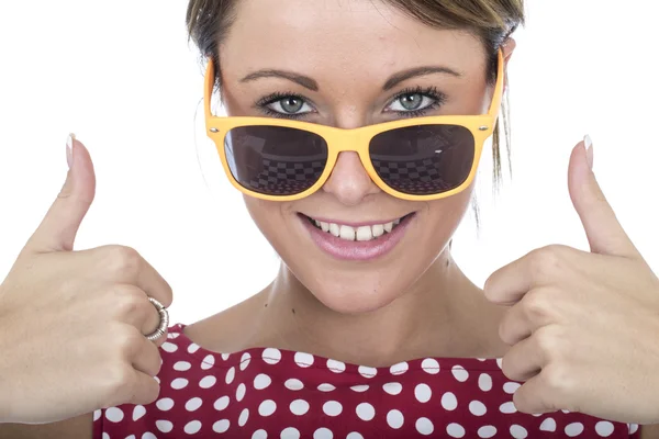 Jovem mulher vestindo sol óculos dando os polegares acima — Stock fotografie