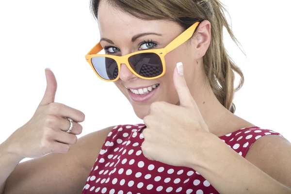 Mujer joven con gafas de sol renunciando a los pulgares — Foto de Stock